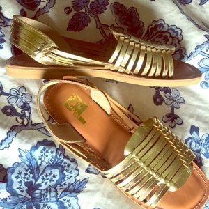 Dirty Laundry | NWOT gold woven charisma sandals